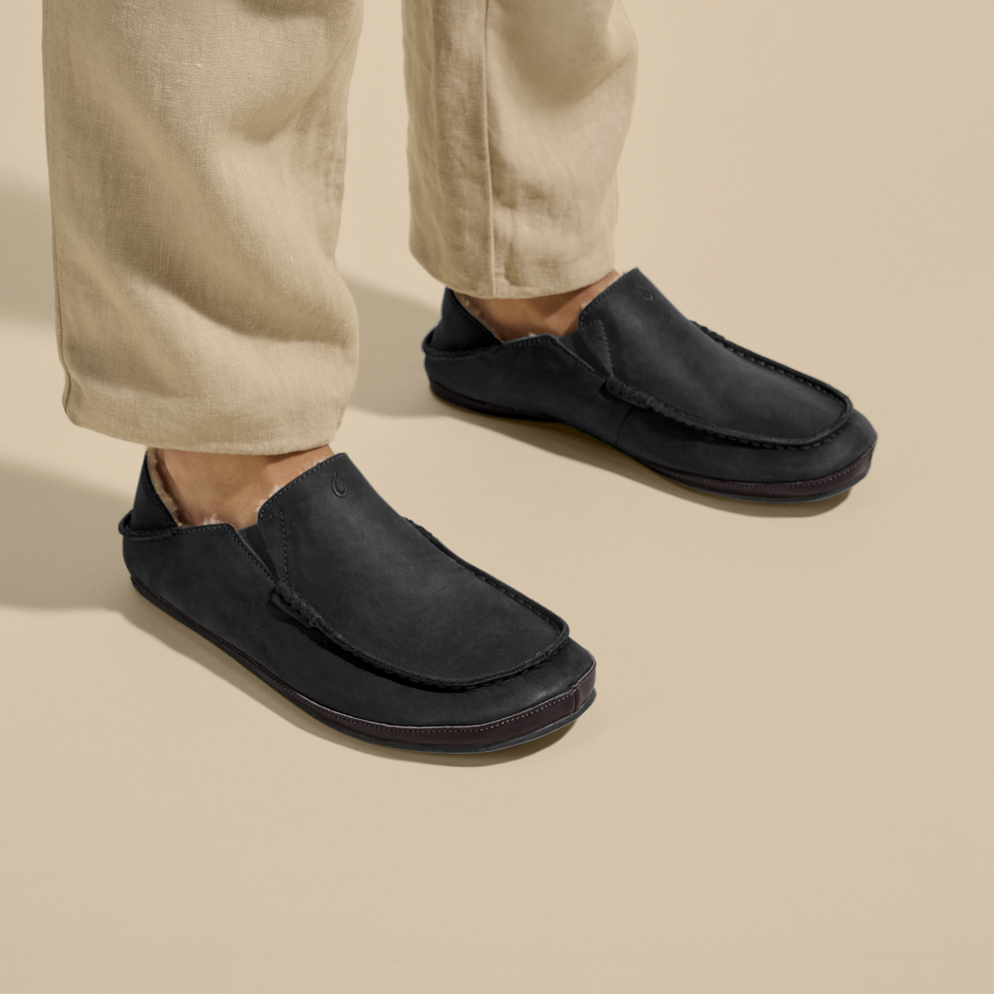 Alternative view of Moloā Slipper - Black / Dk Java