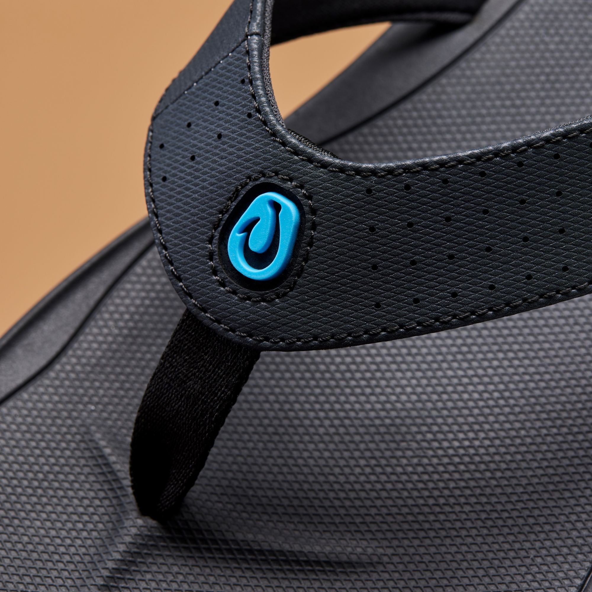 Alternative view of Ki'i - Lava Rock / Bold Blue